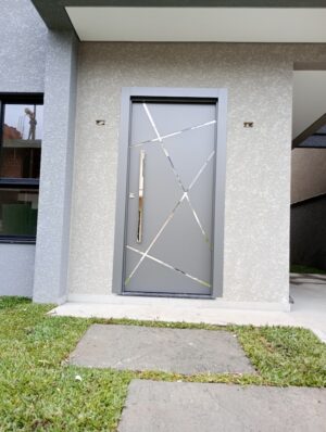 Porta em ACM modelo BBB com frisos cromados