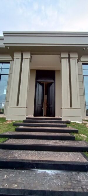 Porta em ACM com sistema de abertura dupla, grade colonial fixado na banderia - Imagem 3