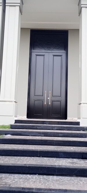 Porta em ACM com sistema de abertura dupla, grade colonial fixado na banderia - Imagem 2