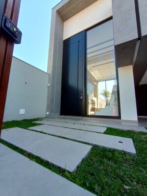 Porta em ACM preto fosco com puxador cava e portal lateral com vidro panorâmico - Imagem 2