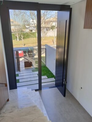 Porta em ACM preto fosco com puxador cava e portal lateral com vidro panorâmico - Imagem 3