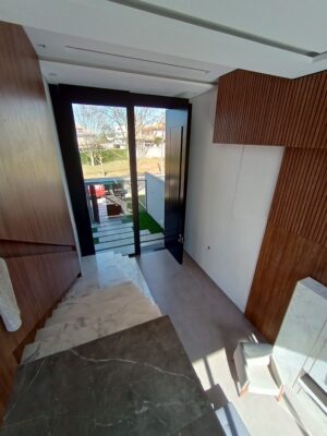 Porta em ACM preto fosco com puxador cava e portal lateral com vidro panorâmico - Imagem 4