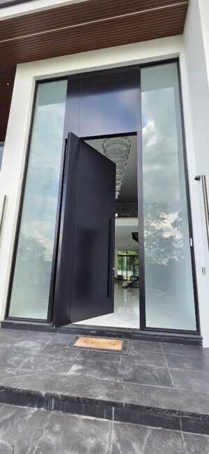 Porta pivotante em ACM preto fosco com portais duplos laterais em vidro. - Imagem 5