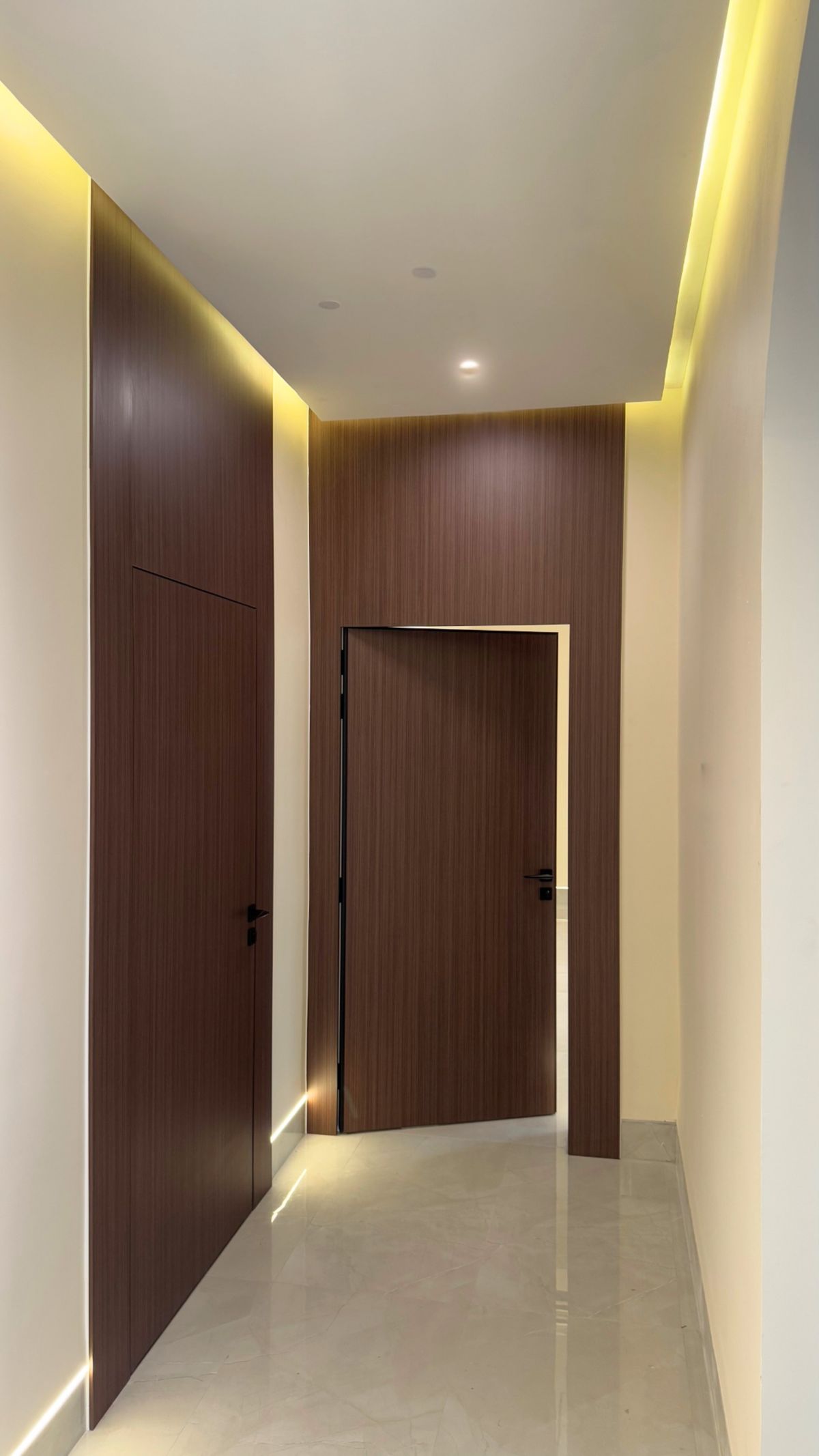 92aa3bacd74c362e61a2493f3ee0d3c7 Porta kit pronto especial em lâmina natural com bandeira fixa superior - Imagem 1