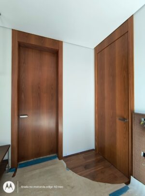 Porta kit pronto especial em lâmina natural com bandeira fixa superior