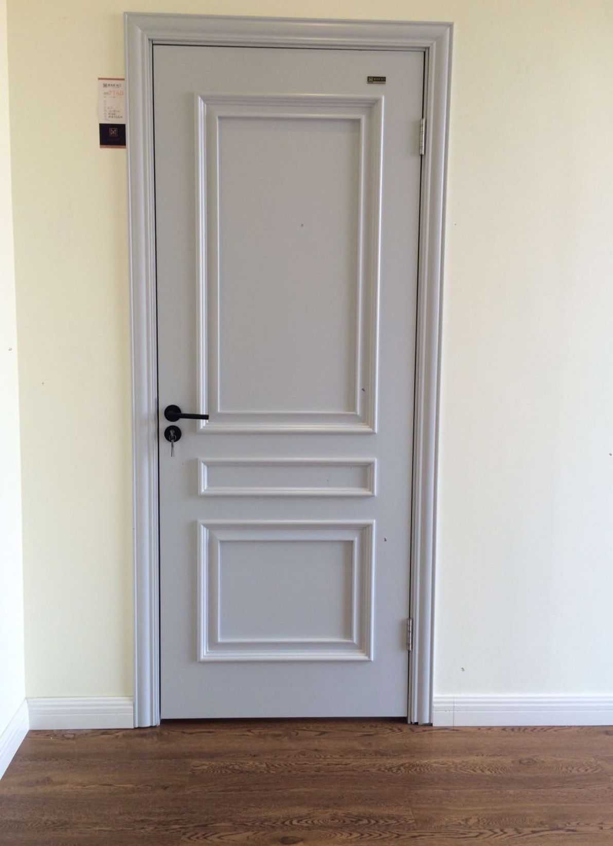 b9fcb9448587a8be5ce81f3228dff956 Porta kit pronto especial com apliques de molduras e almofadas - Imagem 1