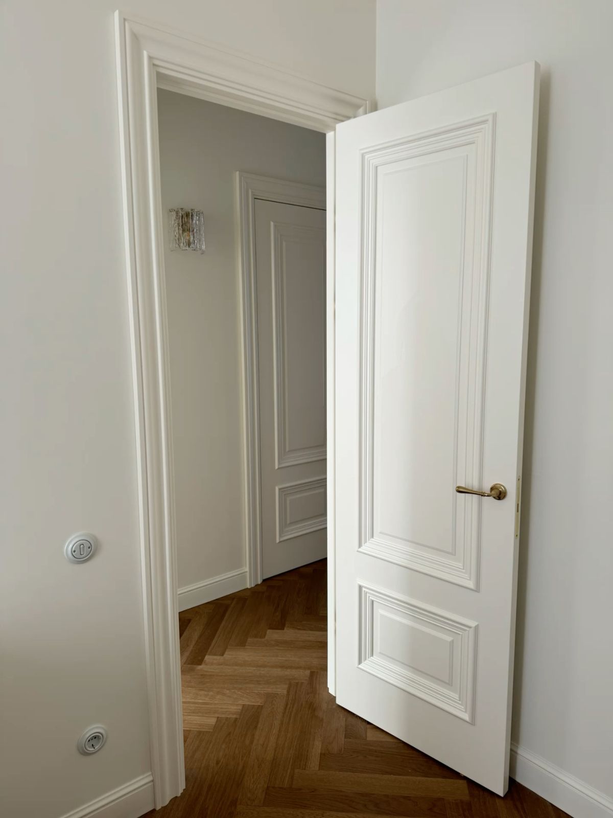 d4c68427fc1c3529686bcd2dae5b47e6 Porta kit pronto especial com apliques de molduras e almofadas - Imagem 1