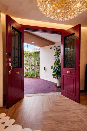 Porta em ACM com sistema de abertura dupla em estilo colonial, equipada com grade em ferro, aldrava decorativa, fechaduras blim blim e digital - Imagem 3