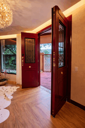 Porta em ACM com sistema de abertura dupla em estilo colonial, equipada com grade em ferro, aldrava decorativa, fechaduras blim blim e digital - Imagem 4