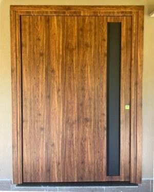 Porta pivotante em ACM Wood Ambar com puxador cava preto