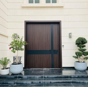 Porta pivotante em ACM com puxador cava especial