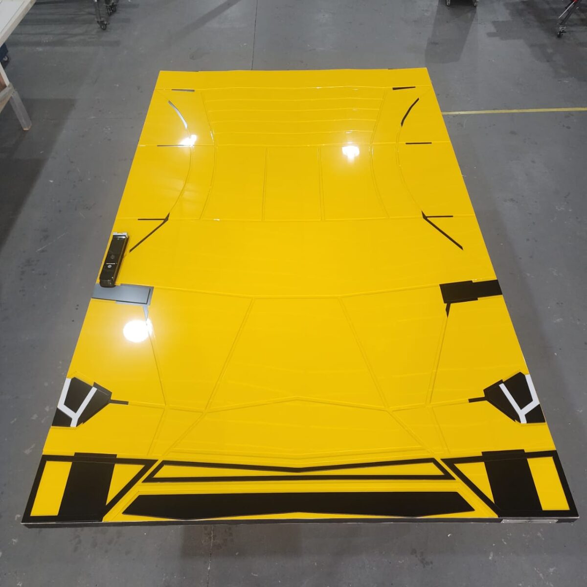 Porta pivotante em ACM modelo Lamborghini exclusivo, desenvolvida para atender pedido especial do cliente. Design moderno e imponente - Imagem 4