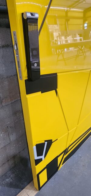 Porta pivotante em ACM modelo Lamborghini exclusivo, desenvolvida para atender pedido especial do cliente. Design moderno e imponente - Imagem 5