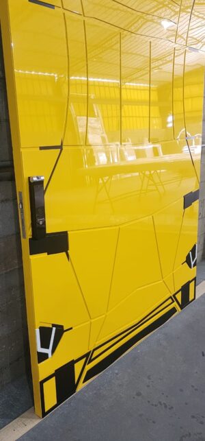 Porta pivotante em ACM modelo Lamborghini exclusivo, desenvolvida para atender pedido especial do cliente. Design moderno e imponente - Imagem 6