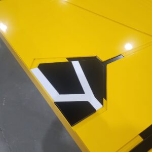 Porta pivotante em ACM modelo Lamborghini exclusivo, desenvolvida para atender pedido especial do cliente. Design moderno e imponente - Imagem 7