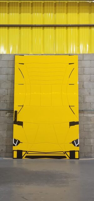 Porta pivotante em ACM modelo Lamborghini exclusivo, desenvolvida para atender pedido especial do cliente. Design moderno e imponente - Imagem 3
