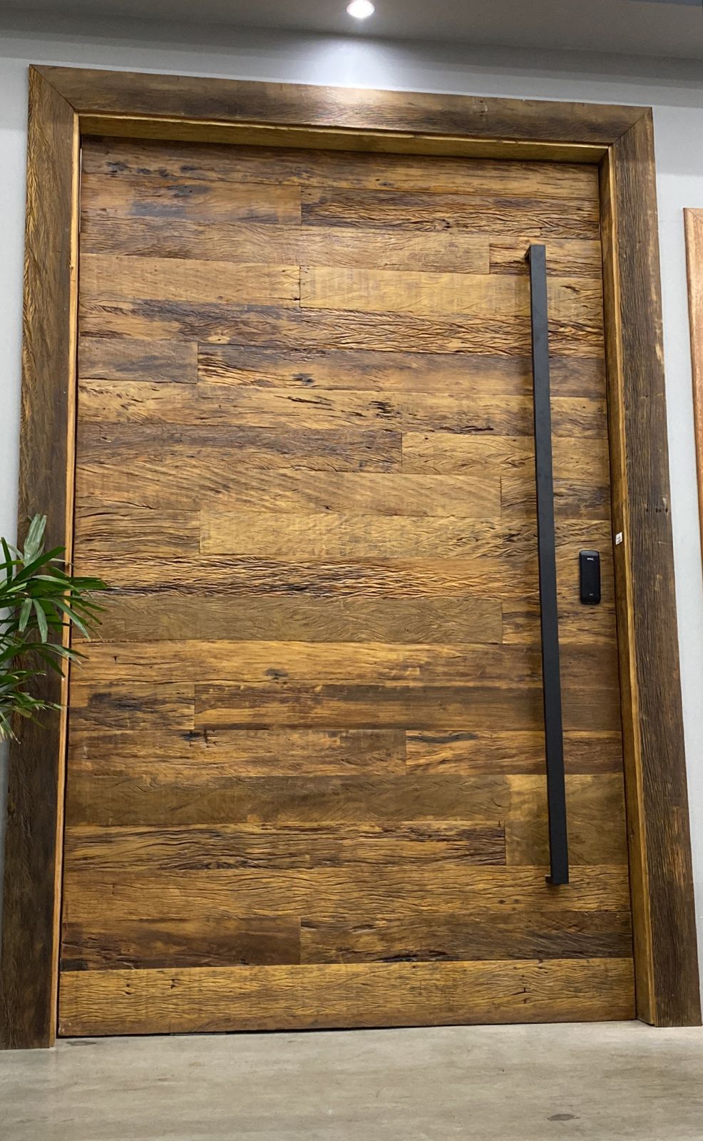 18112025132152_1d40808f-bab0-4fc0-bb07-e1808280e826_v5jwta Porta pivotante com estrutura de aço no interior, revestimento com madeira de demolição Peroba Rosa do Campo - Imagem 1