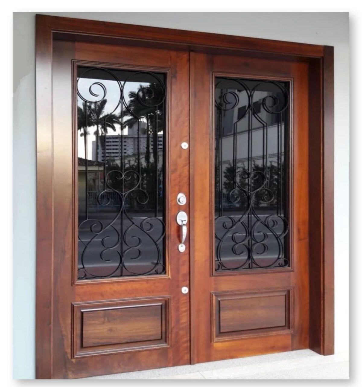 Porta com sistema de abertura dupla com grade de ferro e vidro 10 mm fumê - Imagem 2