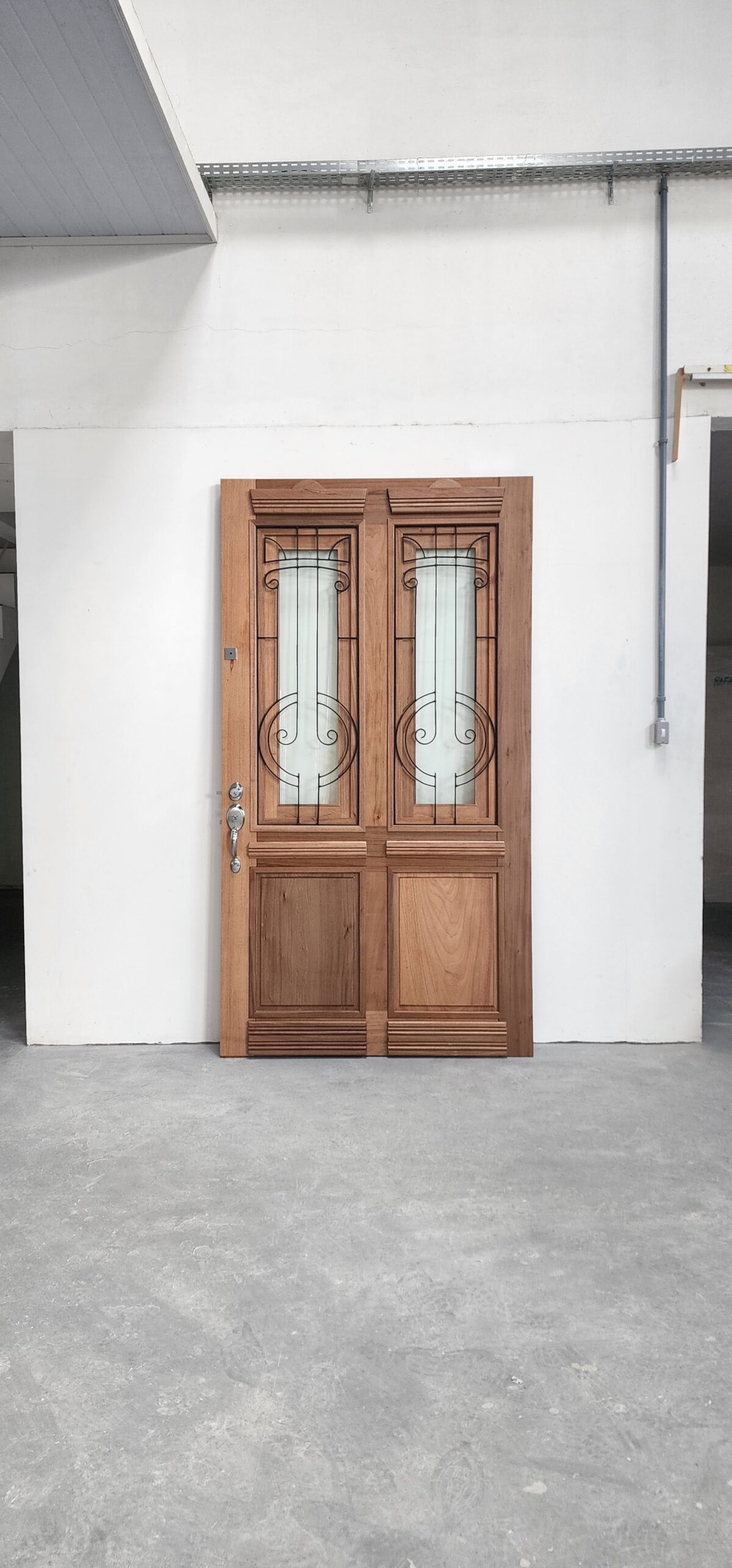 Porta com sistema de abertura dupla, equipada com grade de ferro e postigo móvel, unindo segurança e praticidade no uso diário - Imagem 1