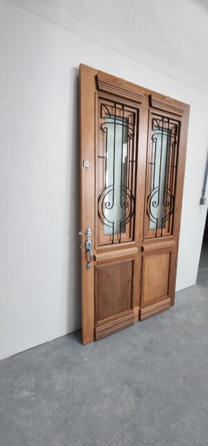 Porta com sistema de abertura dupla, equipada com grade de ferro e postigo móvel, unindo segurança e praticidade no uso diário - Imagem 2