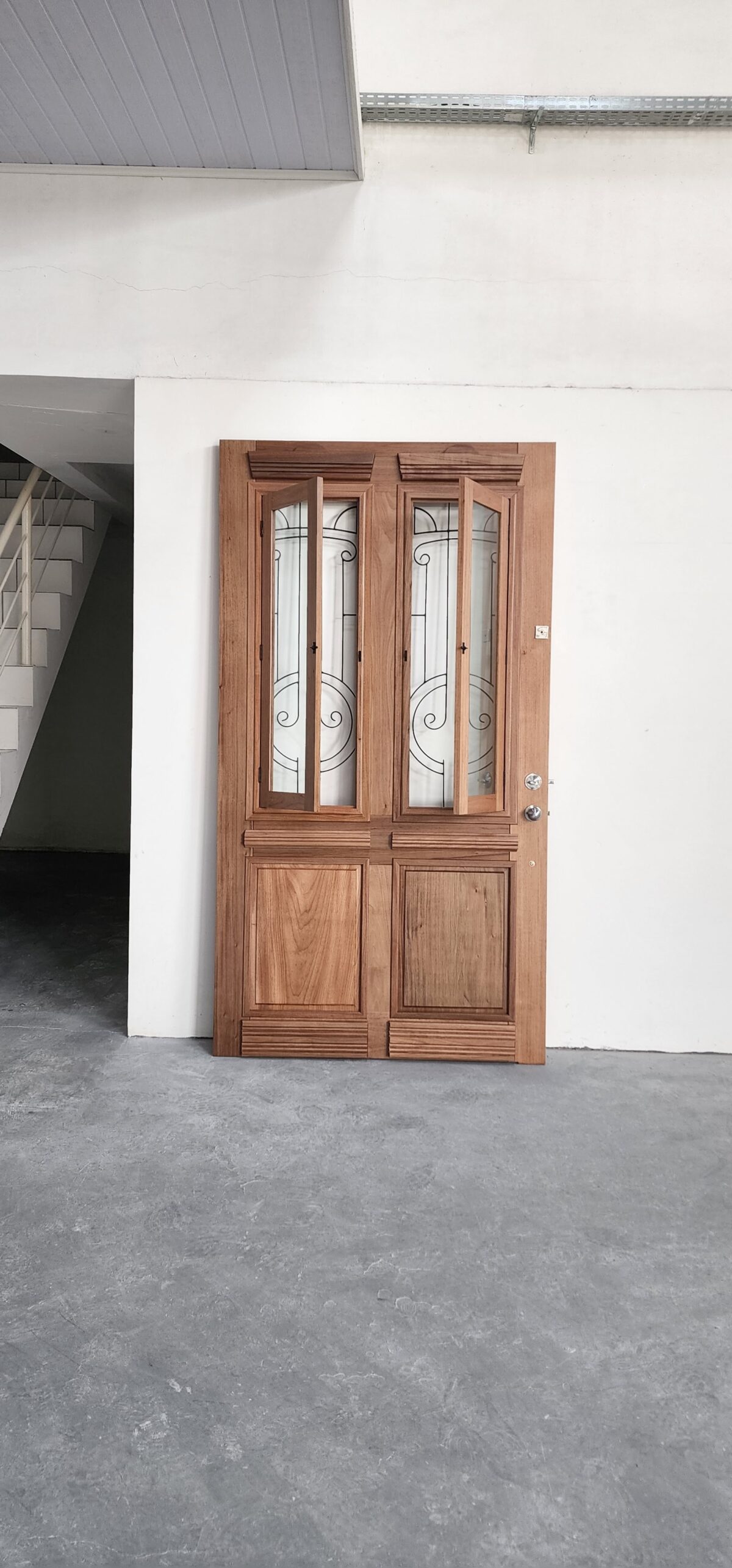 Porta com sistema de abertura dupla, equipada com grade de ferro e postigo móvel, unindo segurança e praticidade no uso diário - Imagem 5