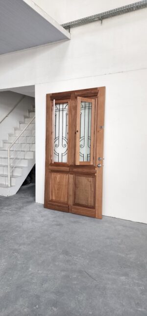 Porta com sistema de abertura dupla, equipada com grade de ferro e postigo móvel, unindo segurança e praticidade no uso diário - Imagem 6