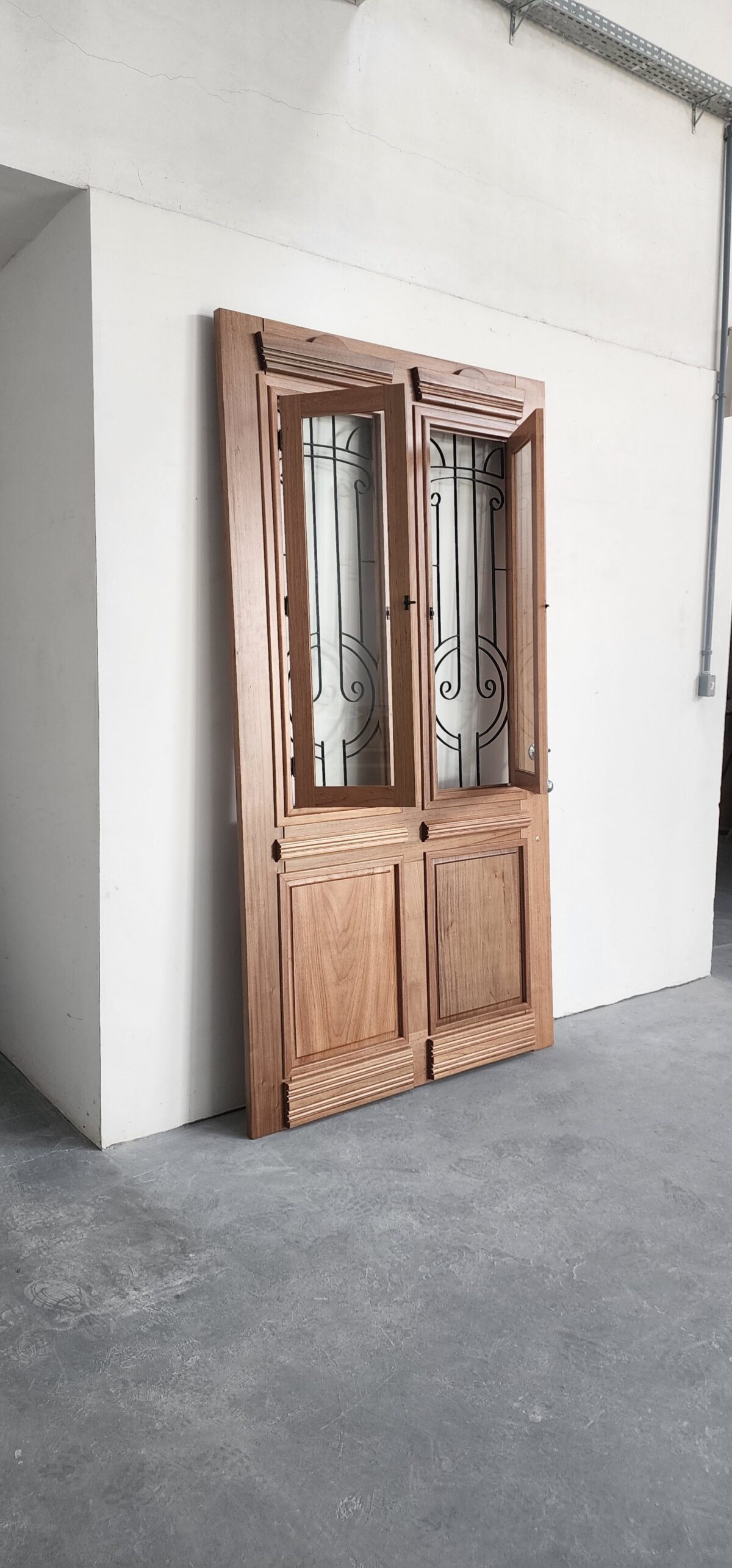 Porta com sistema de abertura dupla, equipada com grade de ferro e postigo móvel, unindo segurança e praticidade no uso diário - Imagem 3