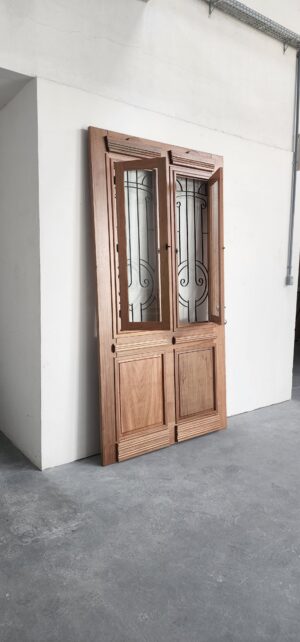 Porta com sistema de abertura dupla, equipada com grade de ferro e postigo móvel, unindo segurança e praticidade no uso diário - Imagem 3