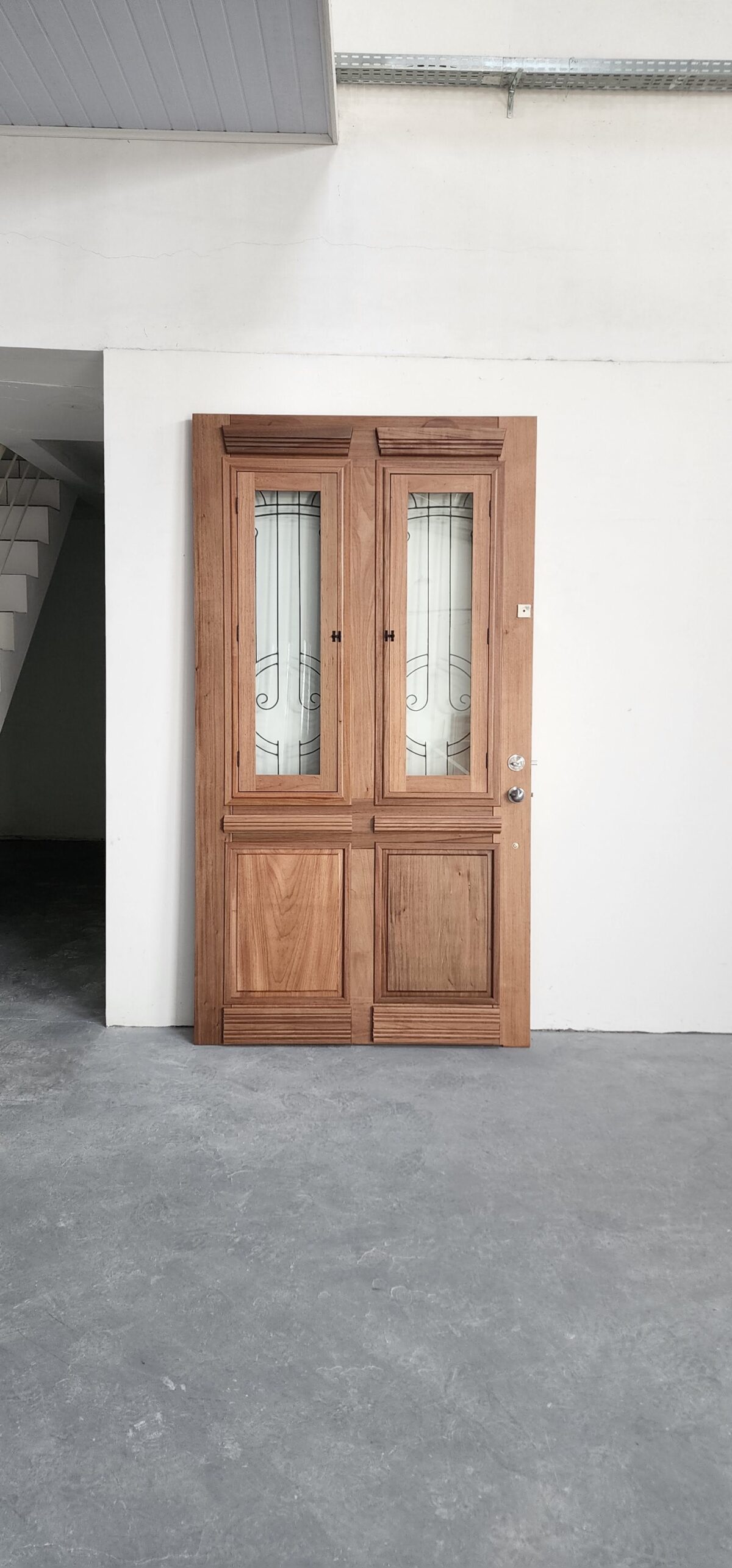 Porta com sistema de abertura dupla, equipada com grade de ferro e postigo móvel, unindo segurança e praticidade no uso diário - Imagem 7