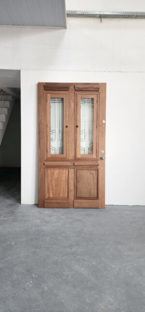 Porta com sistema de abertura dupla, equipada com grade de ferro e postigo móvel, unindo segurança e praticidade no uso diário - Imagem 7
