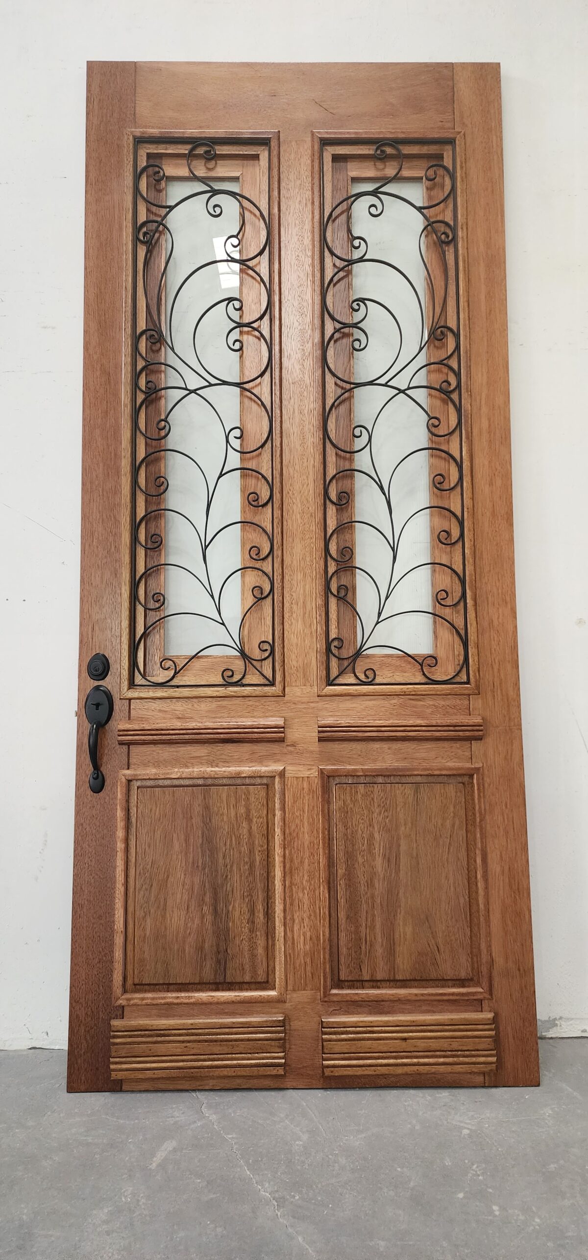 Porta com sistema de abertura dupla, equipada com grade de ferro e postigo móvel, unindo segurança e praticidade no uso diário - Imagem 4