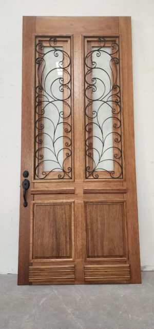 Porta com sistema de abertura dupla, equipada com grade de ferro e postigo móvel, unindo segurança e praticidade no uso diário - Imagem 4