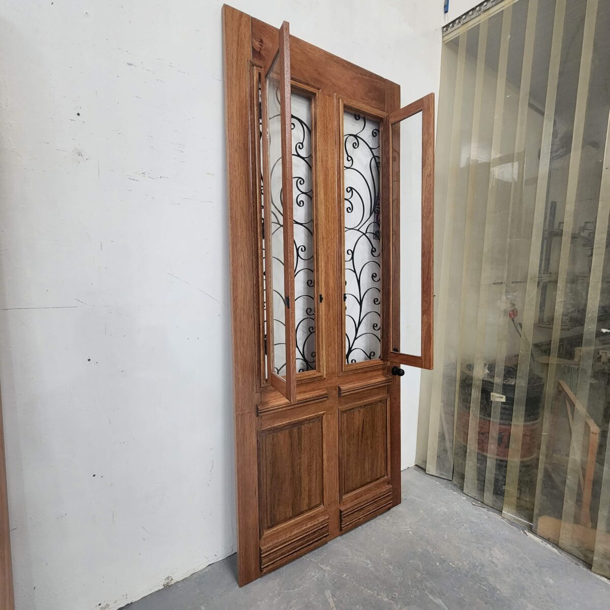 Porta com sistema de abertura dupla, equipada com grade de ferro e postigo móvel, unindo segurança e praticidade no uso diário - Imagem 3