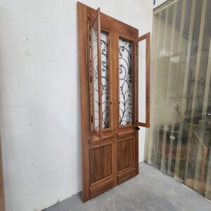 Porta com sistema de abertura dupla, equipada com grade de ferro e postigo móvel, unindo segurança e praticidade no uso diário - Imagem 3