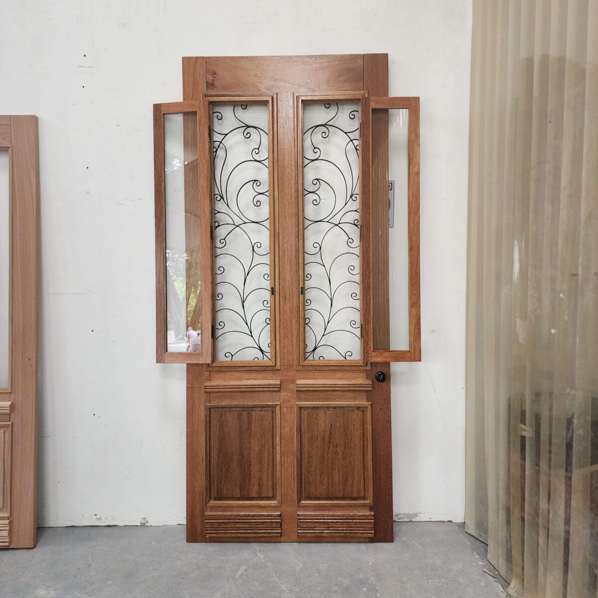 Porta com sistema de abertura dupla, equipada com grade de ferro e postigo móvel, unindo segurança e praticidade no uso diário - Imagem 1