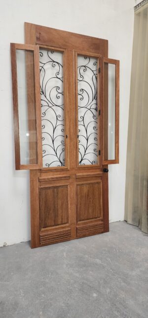 Porta com sistema de abertura dupla, equipada com grade de ferro e postigo móvel, unindo segurança e praticidade no uso diário - Imagem 2