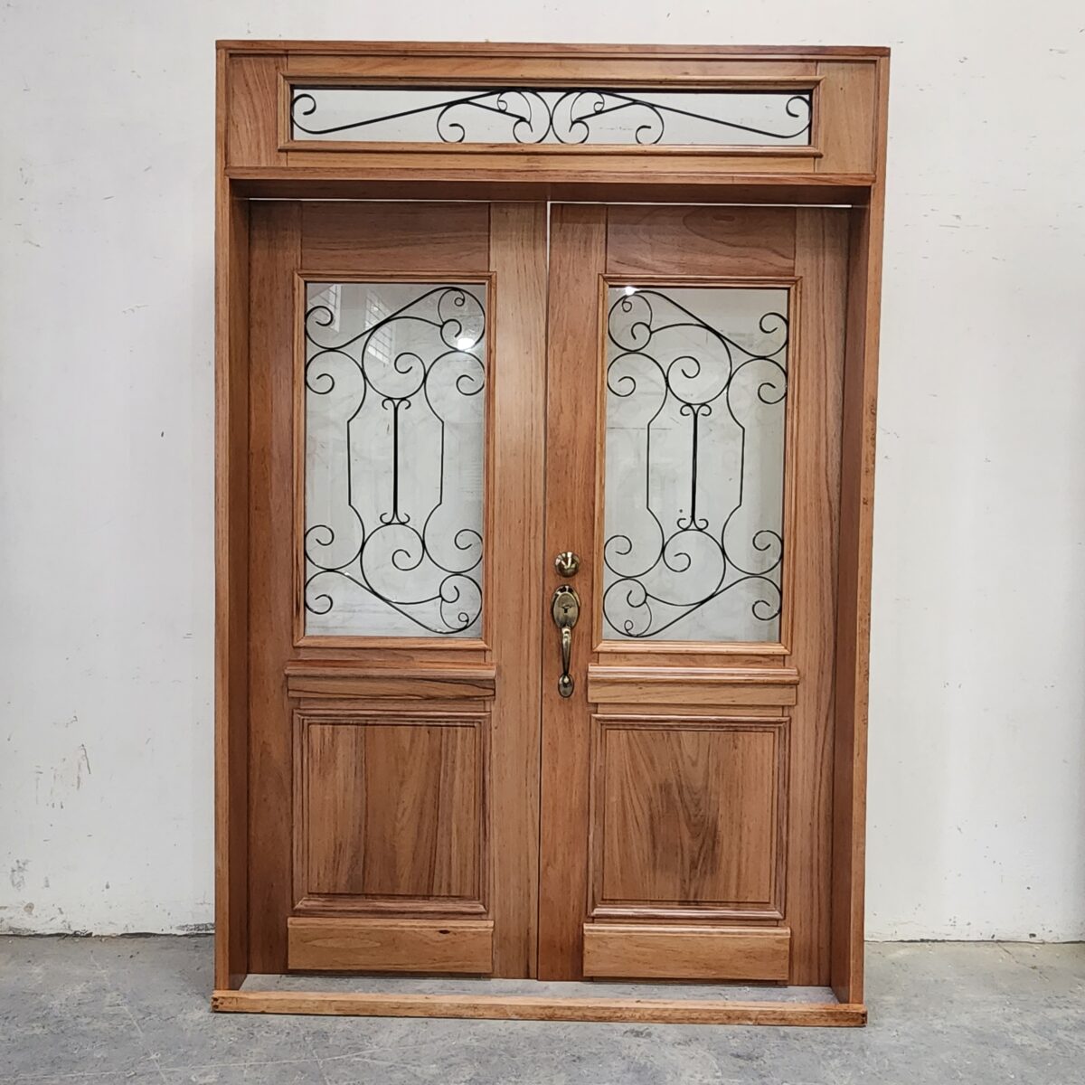 Porta com sistema de abertura dupla com grade de ferro - Imagem 1