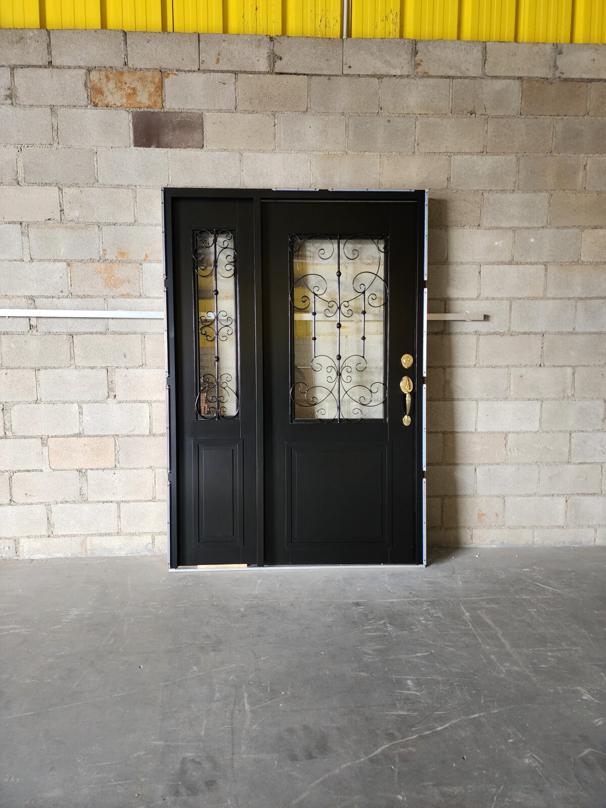 Porta em ACM com fixo lateral em vidro e grade decorativa, unindo modernidade, segurança e elegância - Imagem 1