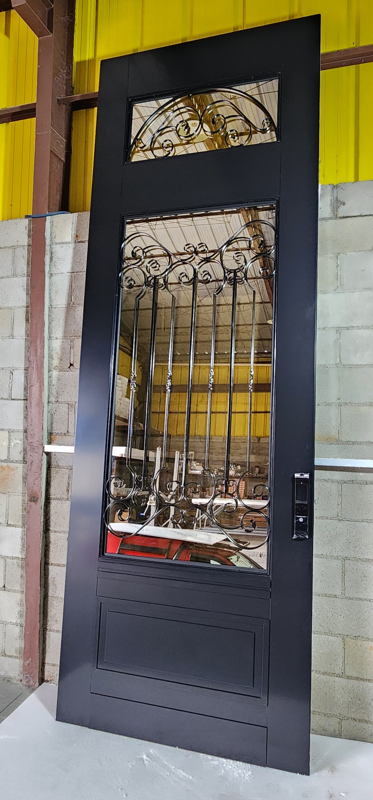 Porta pivotante em ACM com vidro e grade decorativa, unindo modernidade, segurança e elegância - Imagem 2