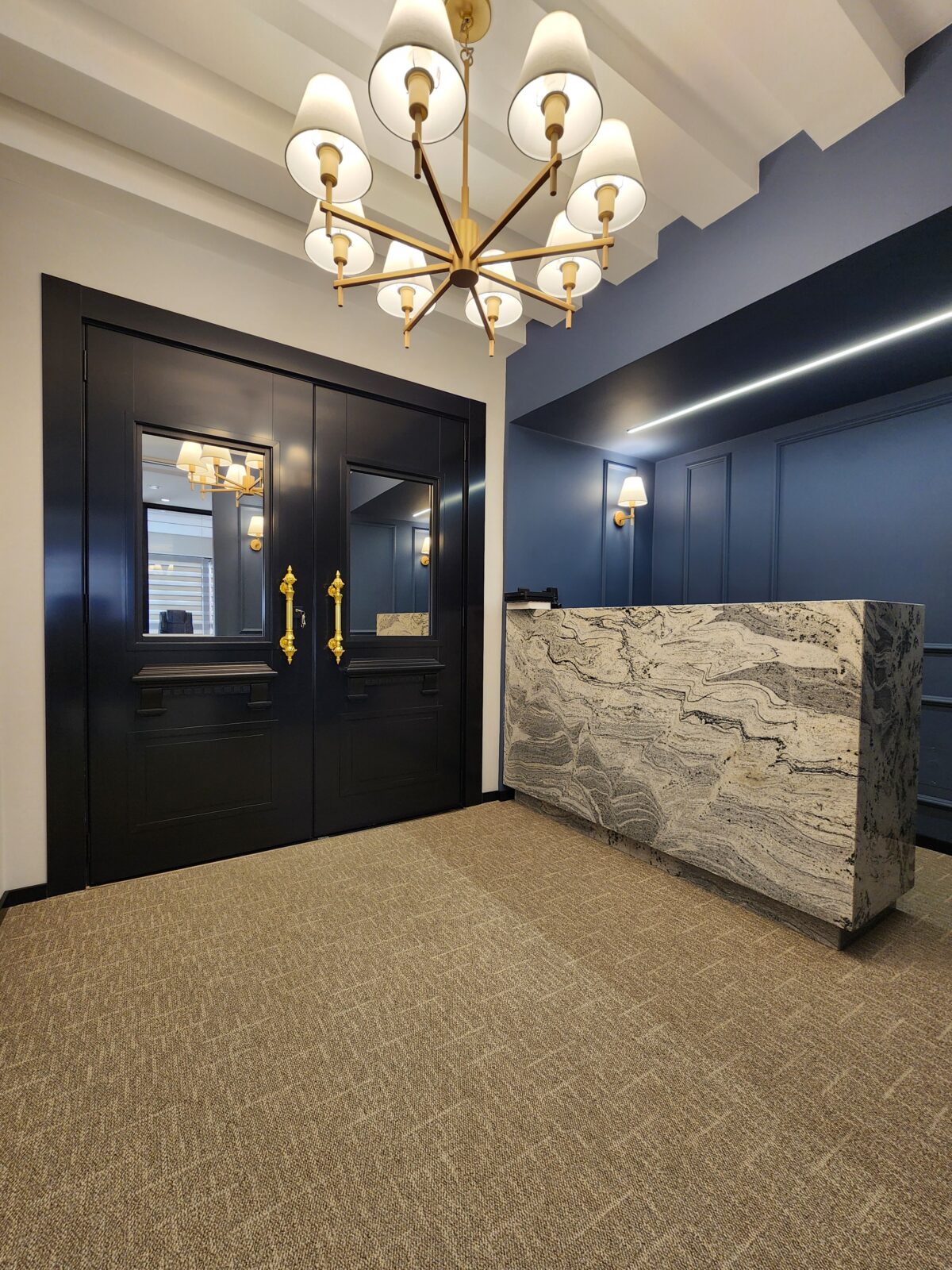 Porta em ACM com visores de vidro, modelo neoclássico, combinando sofisticação e design atemporal - Imagem 5