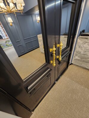 Porta em ACM com visores de vidro, modelo neoclássico, combinando sofisticação e design atemporal - Imagem 6