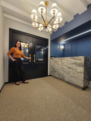 Porta em ACM com visores de vidro, modelo neoclássico, combinando sofisticação e design atemporal - Imagem 2