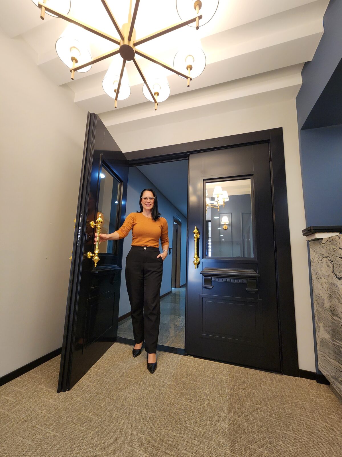 Porta em ACM com visores de vidro, modelo neoclássico, combinando sofisticação e design atemporal - Imagem 4