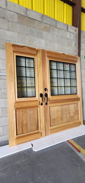 Porta com sistema de abertura dupla com grade de ferro quadriculado - Imagem 2