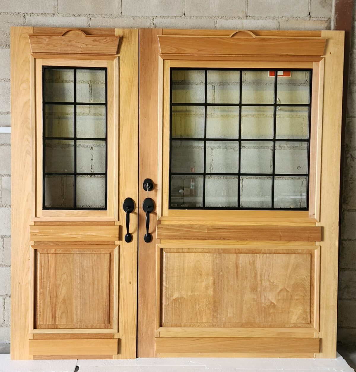 20251204_094655 Porta com sistema de abertura dupla com grade de ferro quadriculado - Imagem 1