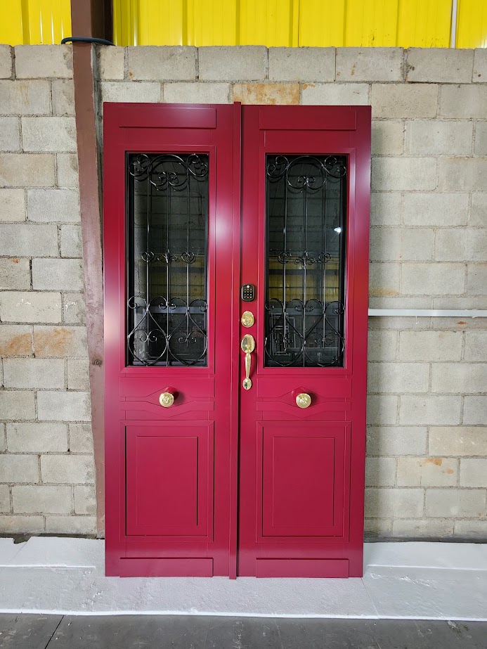 20251213_161927 Porta em ACM com sistema de abertura dupla em estilo colonial, equipada com grade em ferro, aldrava decorativa, fechaduras blim blim e digital - Imagem 1
