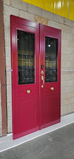 Porta em ACM com sistema de abertura dupla em estilo colonial, equipada com grade em ferro, aldrava decorativa, fechaduras blim blim e digital - Imagem 2