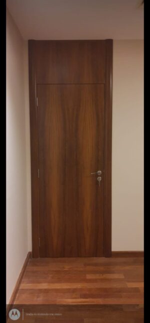 Porta kit pronto especial em lâmina natural com bandeira fixa superior