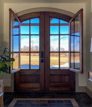 Porta com sistema de abertura dupla com vidro quadriculado