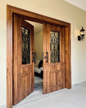 Porta com sistema de abertura dupla com grade de ferro - Imagem 2